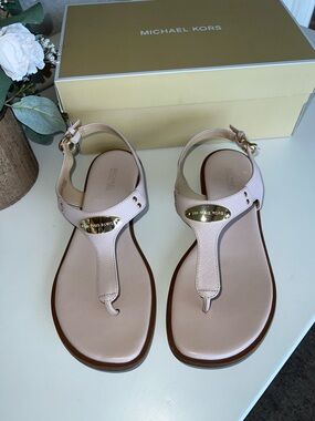 MICHAEL KORS Plate Thong Sandal 🌸 sz 8